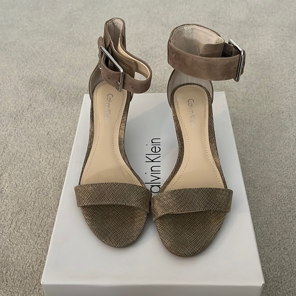Calvin Klein Tulah Scale PY/K Suede Sand/Mink wedge sandals